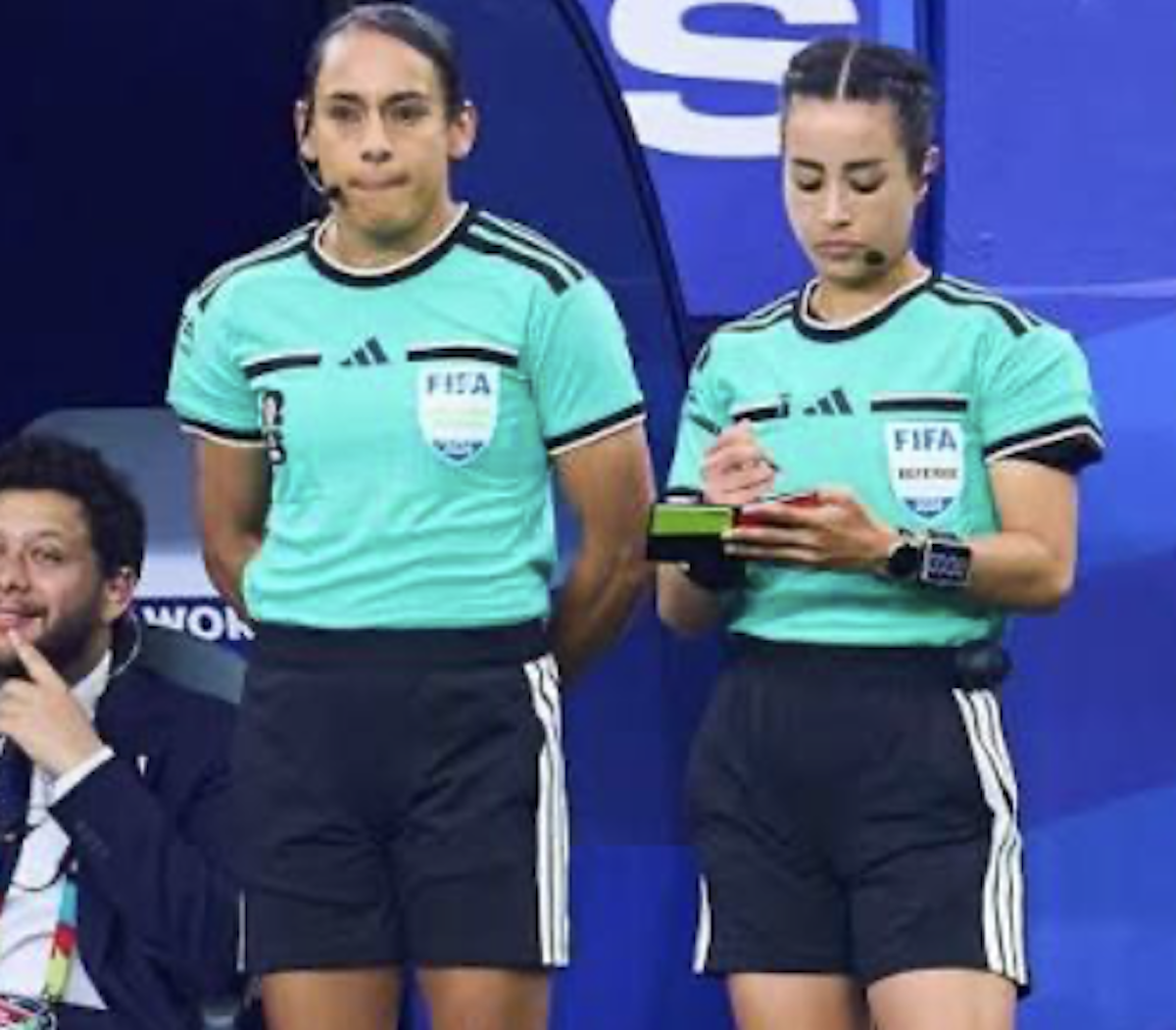 Las mujeres árbitras de México hacen historia en la Copa del Mundo y celebran juntas